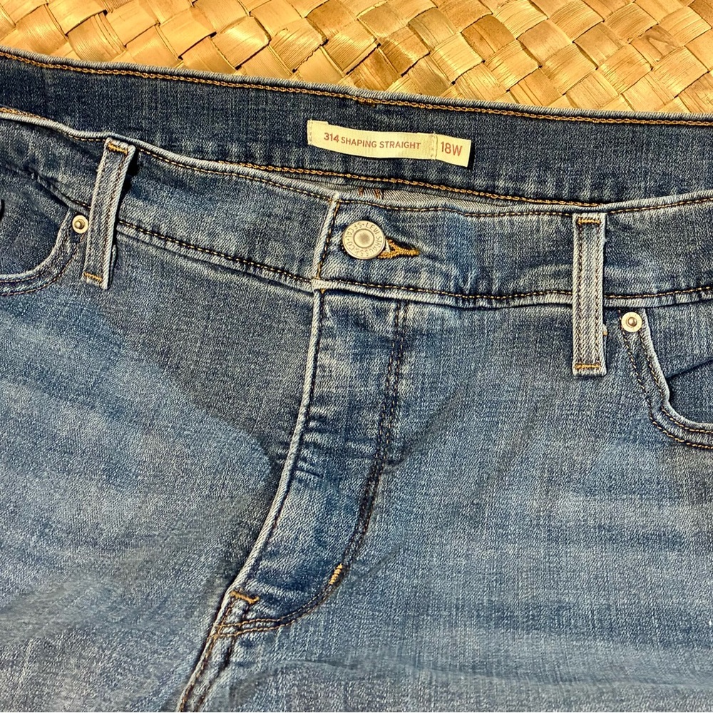 Women’s Levi’s, 314 Shaping Straight Legged, Size 18W